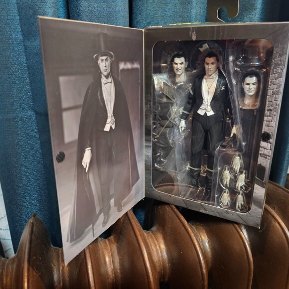 NECA: Universal Monsters - Dracula Carfax Abbey Ultimate 7" Action Figure - Picture 4 of 14